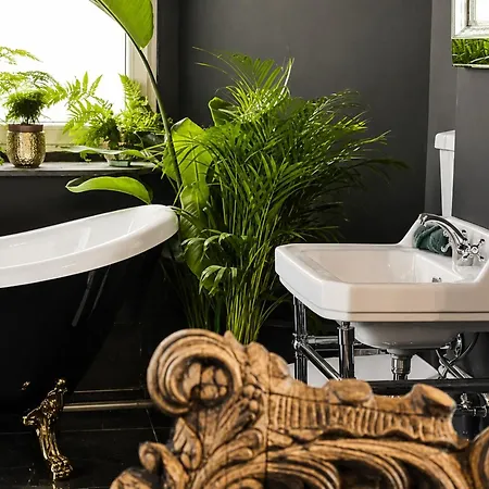 Cozy Couple Retreat Near Thermes Spa